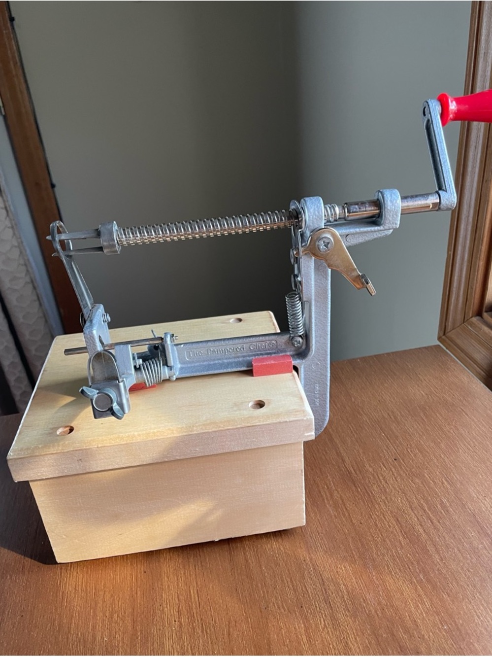 Pampered Chef Apple Peeler Corer Slicer Clamp Style with Wood Base